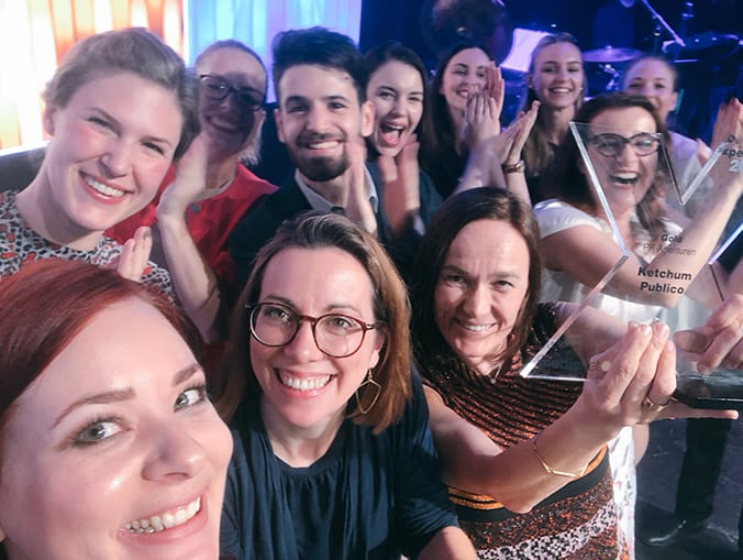 A group of female and male Ketchum Vienna colleagues at the Austrian PR Awards