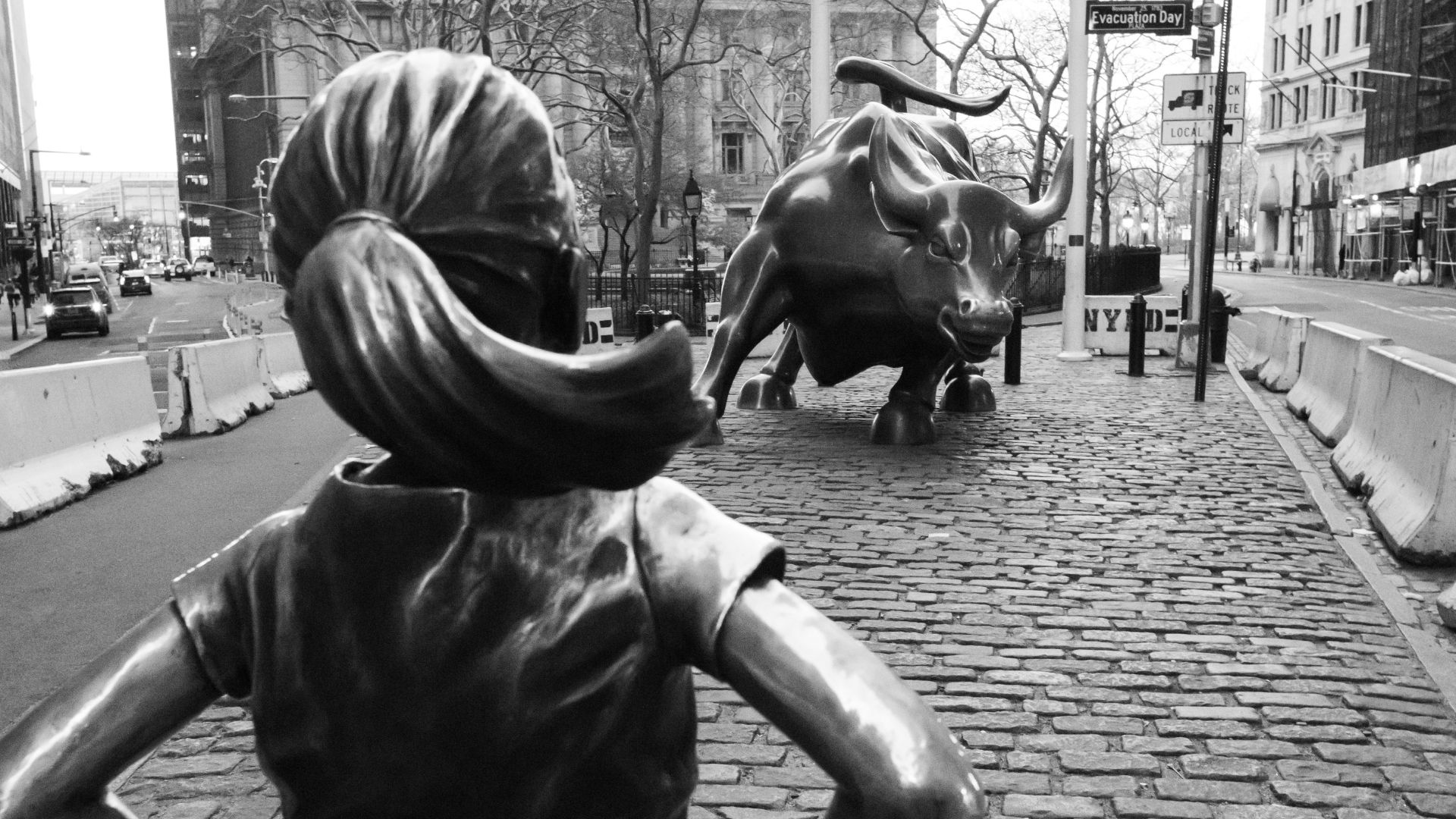 wall street statue of girl facing down bull